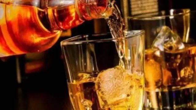 रम तयार करताना उसाच्या रसाचा वापर केला जातो. त्याआधी उस चांगल्या पद्धतीने आंबवला जातो. उसातील नैसर्गिक साखर विरघळून त्याचे अल्कोहोलमध्ये रुपांतर होण्याची वाट पाहिलीजाते. त्यानंतर डिस्टिल करून एजिंगची प्रक्रिया पार पाडली जाते. त्यामुळेच रमचा वास, रंग इतर मद्यांपेक्षा वेगळा असतो. 