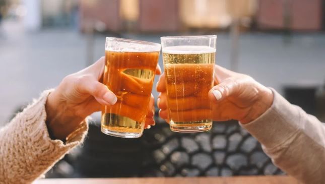 व्हिस्की तयार करताना गहू, मक्का यासारख्या धान्यांचा वापर केला जातो. धान्य मॉल्ट करून ते गरम पाण्यात टाकले जाते. त्यानंतर ते आंबवले जाते. पुढे डिस्टिलेशन करून व्हिस्की तयार केली जाते. त्यामुळेच व्हिस्कीला सुगंध येतो. वेगळा रंगही येतो.