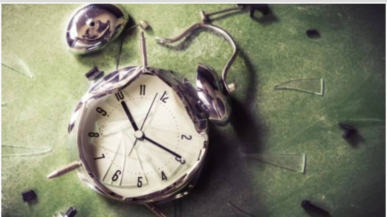 तुटलेले घड्याळ: जर तुमच्या घरात  तुटलेले घड्याळ असेल किंवा ते चुकीची वेळ दाखवत असेल तर हे समजून घेतलं पाहिजे की तुमच्या जीवनाच्या प्रगतीत अडथळा येत आहे. म्हणून, घरात नेहमीच योग्य वेळ दाखवणारे आणि बंद पडलेलं नव्हे तर सुरू असलेलं घड्याळ असलं पाहिजे. बंद घड्याळ म्हणजे उर्जेचा अपव्यय, तर तुटलेले घड्याळ म्हणजे तुमचा वेळ चांगला जात नाहीये. म्हणून, तुटलेले घड्याळ लगेच काढून टाका.