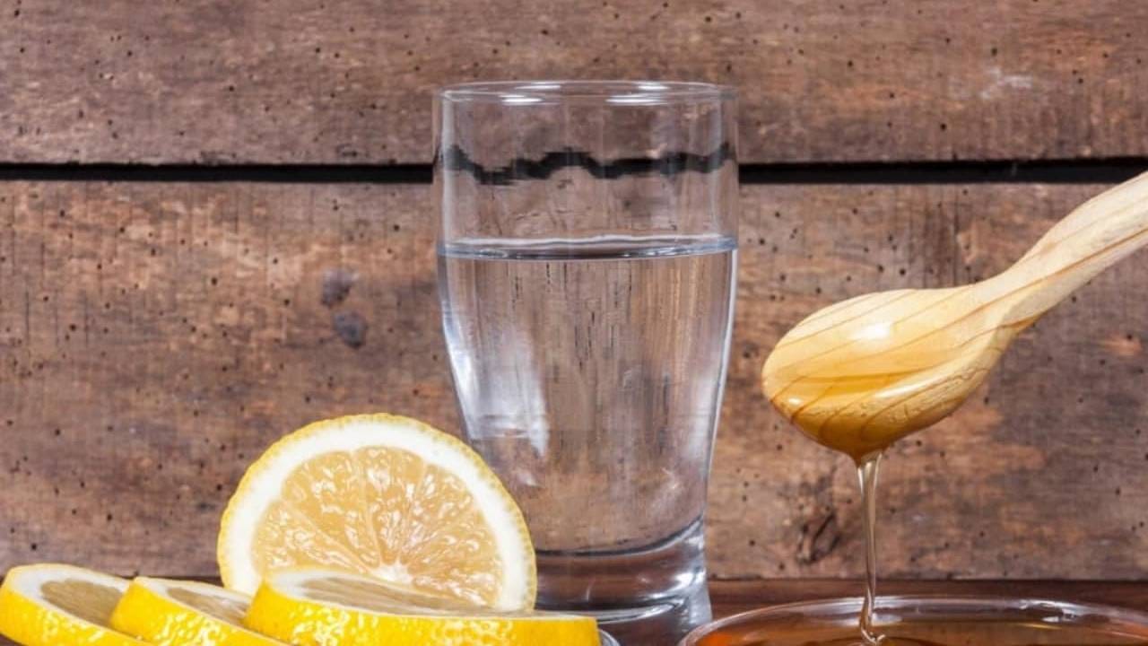 आयुर्वेदानुसार, गरम गोष्टींमध्ये मध मिक्स करून पिणे योग्य अजिबातच नाही, आपण असे करणे कायमच टाळावे. ज्याचा परिणाम थेट आरोग्यावर होऊ शकतो. 