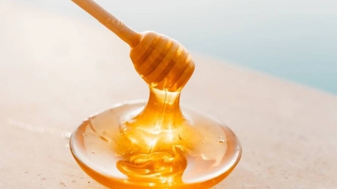 आयुर्वेदानुसार आपली ही सवय अत्यंत घातक आहे. यामुळे अनेक गंभीर आरोग्य समस्या देखील निर्माण होऊ शकतात. तुम्ही जरी असेल करत असाल तर सावधान व्हा.