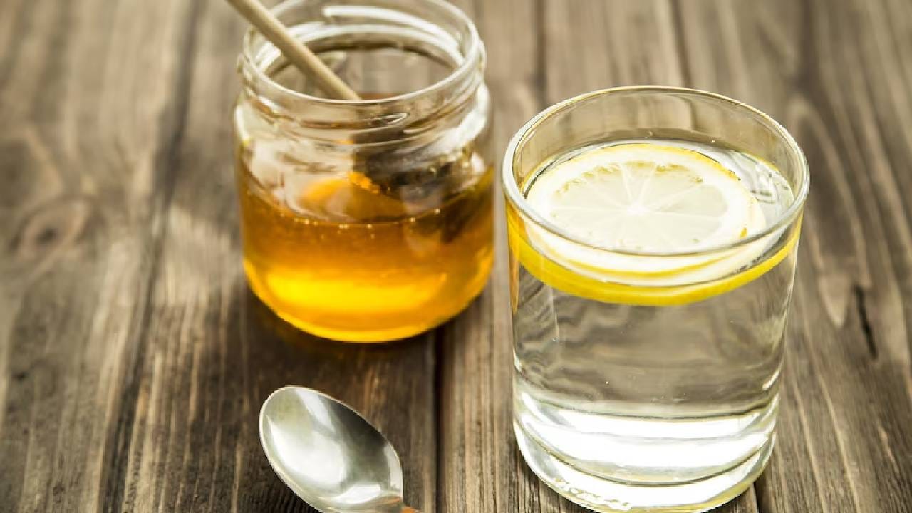 बरेच लोक सकाळी झोपेतून उठले की, उपाशी पोटी गरम पाण्यात मध टाकून पितात. यामुळे अनेक आरोग्य फायदे होतात, असे सांगितले जाते. ज्यामुळे वजन कमी होण्यासही मदत होते. 