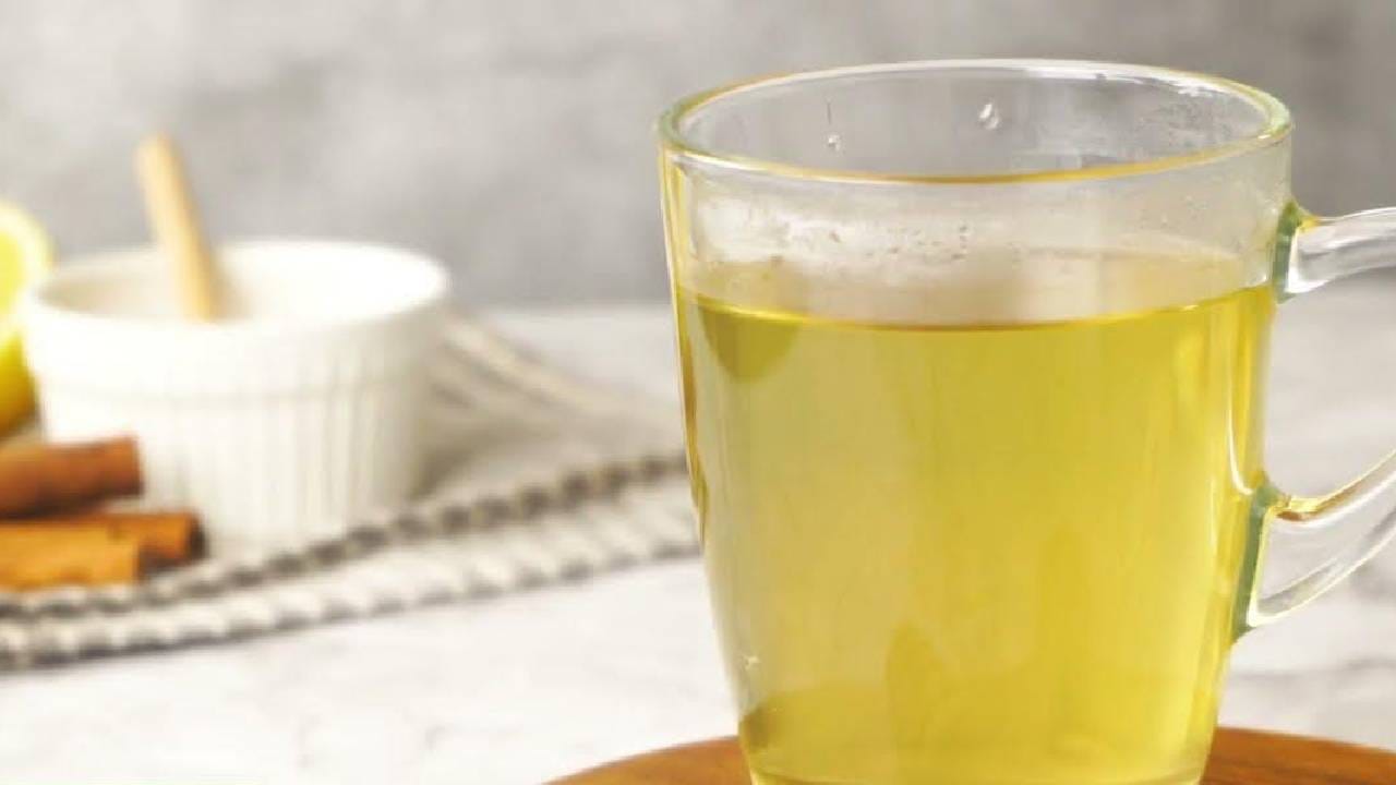 काही लोक गरम पाण्यात मध्यच नाही तर लिंबूही मिक्स करून एकाच वेळी पितात. काहींचे म्हणणे आहे की, यामुळे वजन कमी करण्यास मदत होते. 