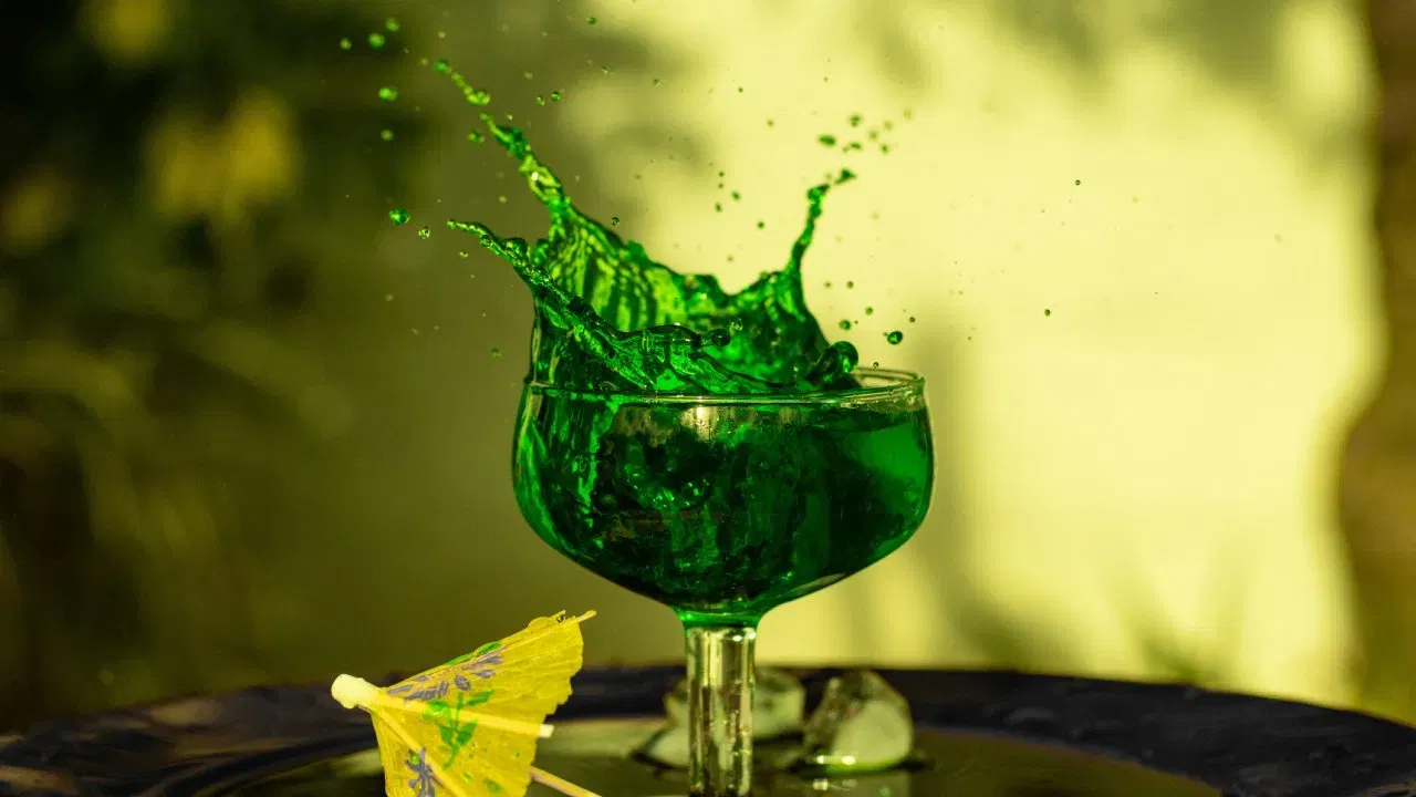 आम्ही ज्या ड्रिंकविषयी बोलत आहोत तिचे नाव ॲब्सिन्थ आहे. ही खास हिरव्या रंगाची ड्रिंक असते. ती सॉंफ, नागदॉना (वर्मवूड) आणि इतर काही हर्ब्सपासून बनवली जाते. म्हणून ड्रिंकची चव हर्बल आणि मसालेदार असते. बाकी ड्रिंक्स ब्राउन किंवा पारदर्शक असतात, पण ॲब्सिन्थचा रंग चमकदार हिरवा असतो. म्हणून तिला “ला फी व्हर्ट” (The Green Fairy) असंही म्हणतात. पाणी आणि साखर मिसळूनच प्यावी लागते