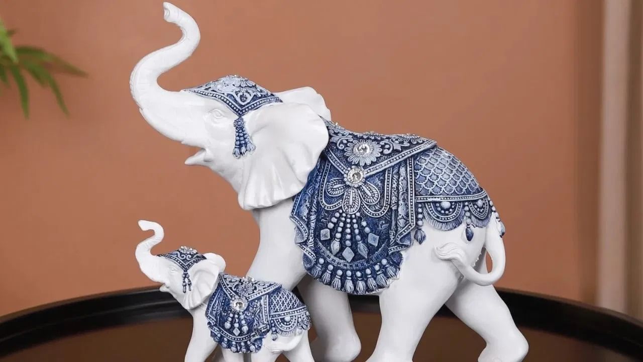 पांढरा हत्ती हा शांती, सौभाग्य आणि देवी लक्ष्मीचे वाहन असल्याने तो सर्वात शुभ मानला जातो. तो तुमच्या घराच्या किंवा ऑफिसच्या उत्तर दिशेला ठेवल्याने संपत्तीची वाढ आणि शांती वाढते.