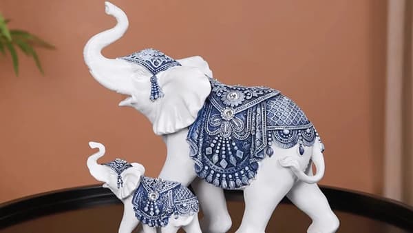 पांढरा हत्ती हा शांती, सौभाग्य आणि देवी लक्ष्मीचे वाहन असल्याने तो सर्वात शुभ मानला जातो. तो तुमच्या घराच्या किंवा ऑफिसच्या उत्तर दिशेला ठेवल्याने संपत्तीची वाढ आणि शांती वाढते.