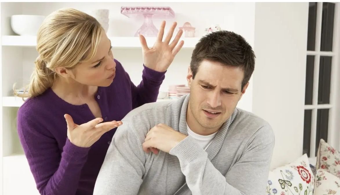 जर कोणा व्यक्तीची पत्नी भांडखोर आणि दृष्ट स्वभावाची असून वारंवार भांडत असेल तसेच ती पतीचा आदर करत नसेल तर ते घरी कधीच सुखी रहात नाही. अशा व्यक्ती कायम तणावात असतो.