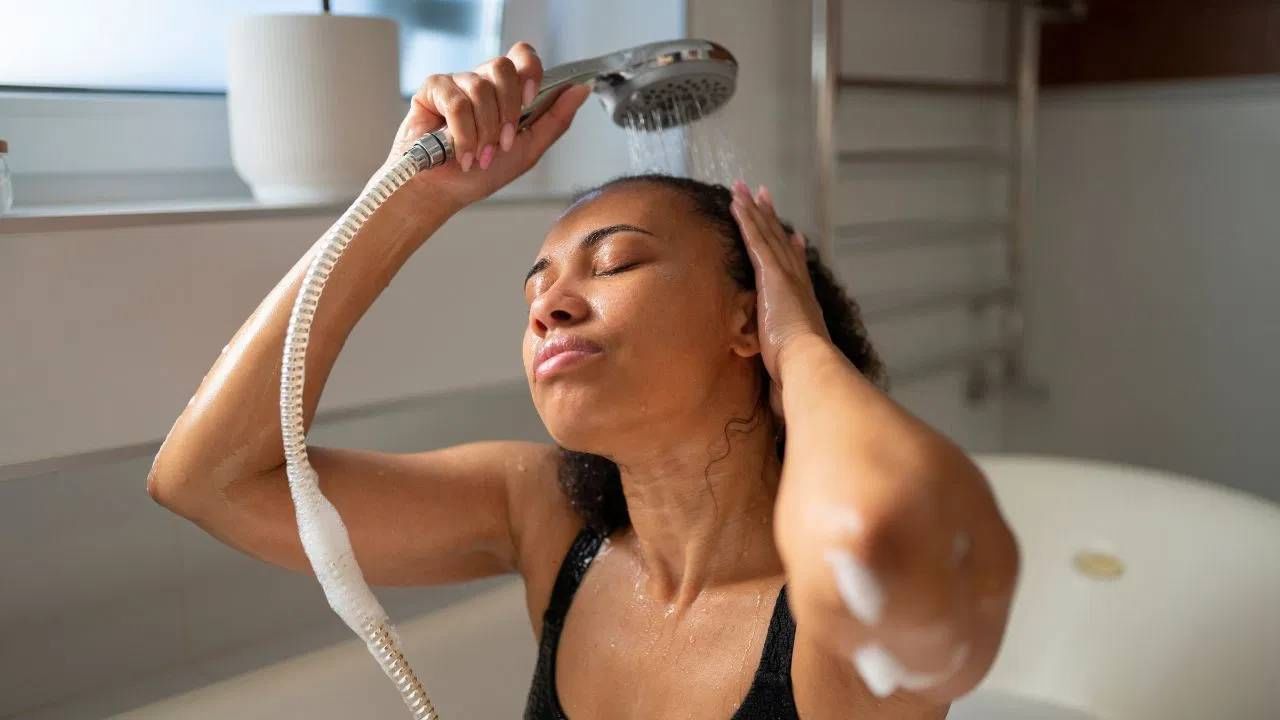 हिवाळ्यात लोक जास्त गरम पाण्याने अंघोळ करतात, जे आरोग्यासाठी आणि त्वचेसाठी धोकादायक होऊ शकते. हिवाळ्यात जरी गरम पाण्याने अंघोळ करणे फायदेशीर असले तरीही ते अती गरम नसावे. 