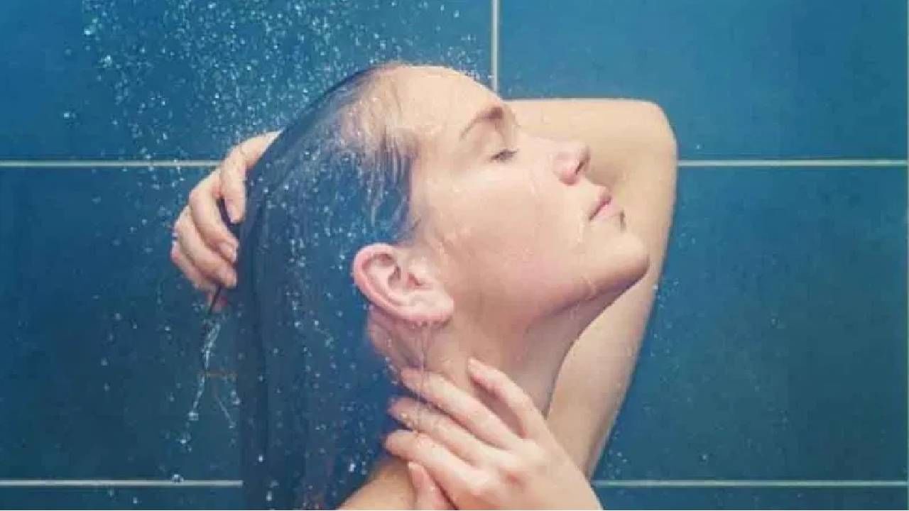 डॉक्टर म्हणतात की, हिवाळ्यात सर्वोत्तम पर्याय म्हणजे कोमट पाण्याने आंघोळ करणे आहे कोमट पाण्याने अंघोळ केल्याने थंडीही वाजत नाही आणि सर्दी होण्याचीही समस्या राहत नाही. 