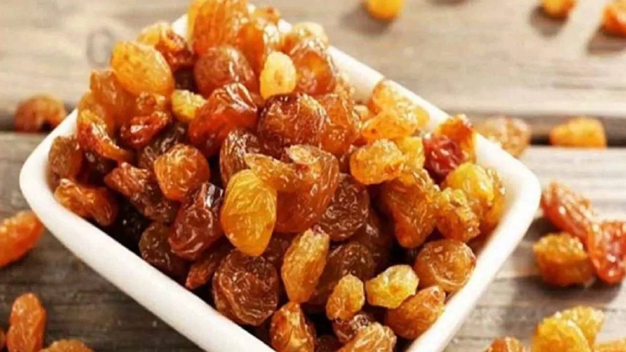 काळी मनूके पाण्यात भिजत घाला आणि दिवभरात आपल्याला वेळ मिळेल, तेव्हा खा. यामुळे निरोगी राहण्यास मदत होते. यासोबतच काळी मनूके आरोग्याच्या अनेक समस्या दूर होण्यास मदत होते. 