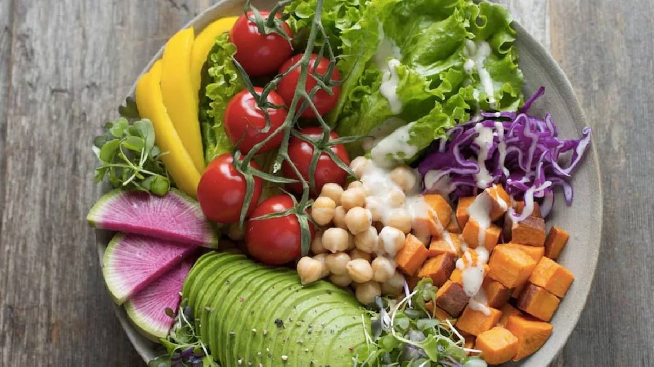 हिवाळ्यात निरोगी राहणे अत्यंत महत्वाचे असते. जर तुम्हालाही हिवाळ्यात निरोगी राहायचे असेल तर आपल्या नेहमीच्या सवयींमध्ये थोडा बदल करा. ज्यामुळे हिवाळ्यात आजार तुमच्यापासून चार हात दूर हातील. 