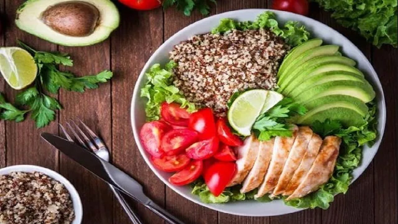 थंडीच्या दिवसांमध्ये जाड स्वेटर, जॅकेट, मफलर, टोपी आणि हातमोजे वापरा. शरीराची उष्णता बाहेर न जाण्यासाठी लेयर्समध्ये कपडे घालणे उत्तम. यामुळे थंडी जाणवणार नाही... कायम गरम कपडे स्वतःसोबत ठेवा. 