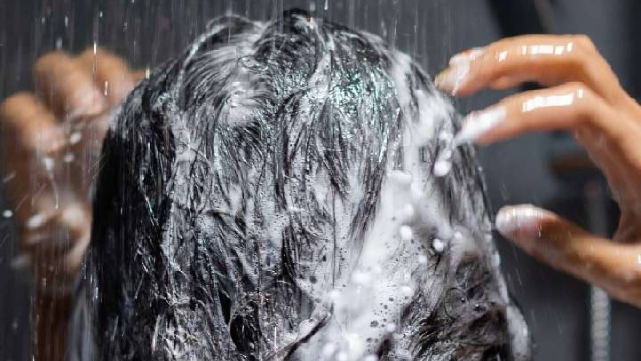 हिवाळ्यात गरम गरम पाण्याने अंघोळ करण्यावर जवळपास सर्वांचाच भर असतो. गरम पाण्याने अंघोळ केली की, थंडीपासून थोडासा दिलासा मिळतोय, याकरिता सर्वजण गरम पाण्याने अंघोळ करतात. 