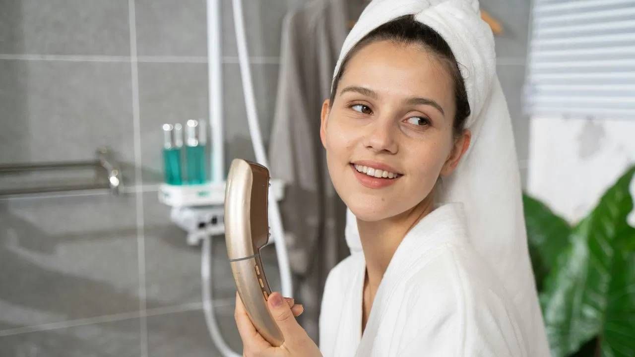  जर तुम्ही गरम पाण्याने सतत केस धुतली तर केस गळतीसोबतच अनेक समस्या निर्माण होऊ शकतात. तुमच्या डोक्यात कोंड्याचीही समस्या होऊ शकते आणि एकदा कोंडा झाला तर तो काही महिने तसाच राहतो. 