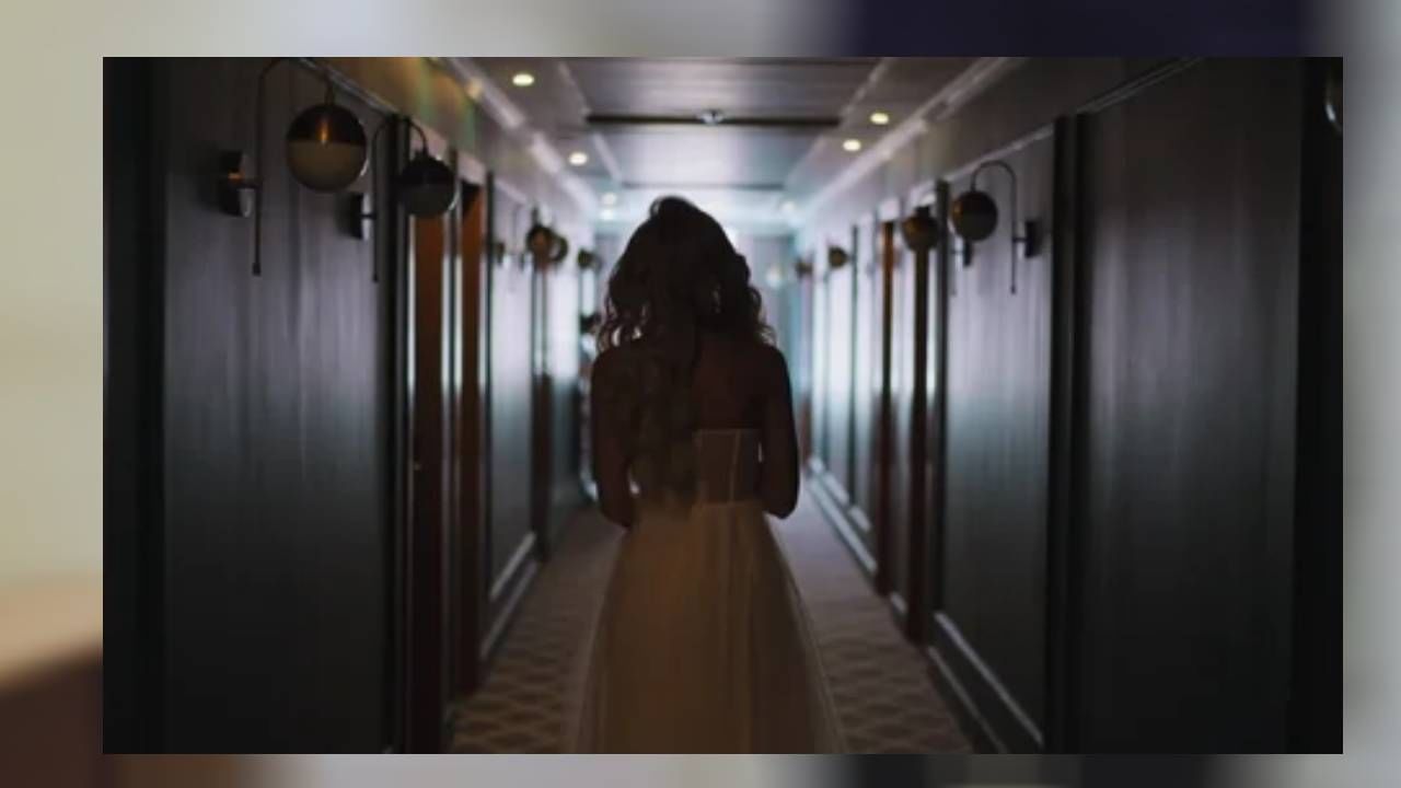 13 तास प्रवास करून ती आली... हॉटेलमध्ये शिरताच हादरली... नको तो प्रकार... काय आहे प्रकरण ? 13 तास प्रवास करून ती आली... हॉटेलमध्ये शिरताच हादरली... नको तो प्रकार... काय आहे प्रकरण ?