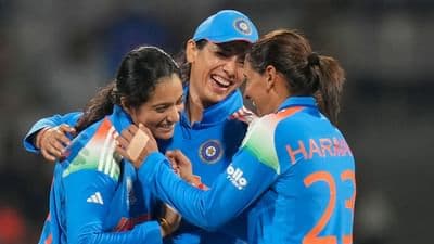 भारतीय महिला क्रिकेट संघाने २०२५ चा महिला एकदिवसीय विश्वचषक जिंकून आयसीसी ट्रॉफीचा दुष्काळ संपवला आहे. या ऐतिहासिक विजयानंतर भारतीय खेळाडूंच्या कामगिरीची आणि त्यांच्या एकूण संपत्तीची चांगलीच चर्चा होत आहे. विश्वचषक जिंकल्यामुळे भारतीय संघावर पैशांचा पाऊस पडला असून आयसीसी आणि बीसीसीआयनेही त्यांना मोठ्या भेटवस्तू दिल्या आहेत. विशेष म्हणजे आता जगातील टॉप-५ श्रीमंत क्रिकेटपटूंच्या यादीत ३ भारतीय क्रिकेटपटूंच्या नावाचाही समावेश झाला आहे.