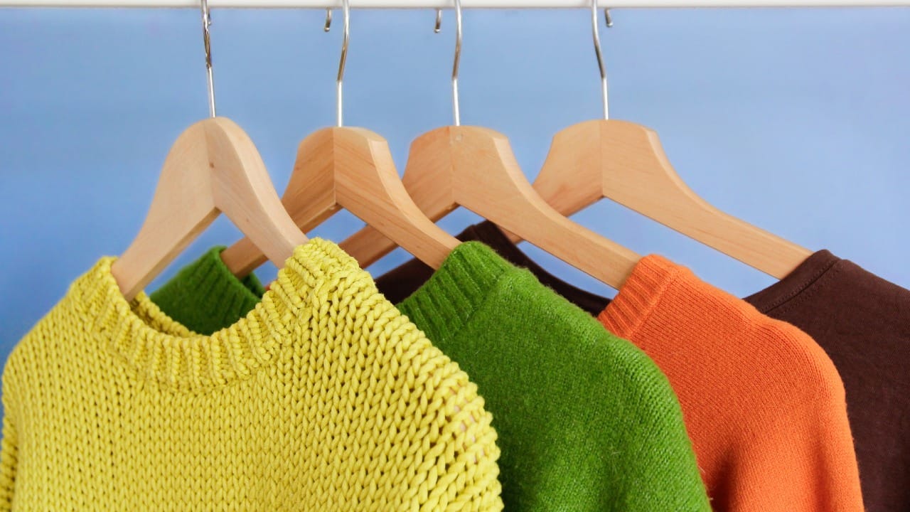 तसेच कडक उन्हामुळे त्याचा रंग फिका पडतो. गरम कपडे नेहमी सपाट पृष्ठभागावर ठेवून सावलीत वाळवा. यामुळे त्यांचा आकार बिघडत नाही आणि ते सुरक्षित राहतात. वॉशिंग मशीन वापरत लोकरीचे कपडे धुत असाल तर Wool किंवा Delicate हा पर्याय निवडा. जर स्वेटरवर गाठी आल्या असतील, तर त्या काढण्यासाठी बाजारात मिळणारे लिंट रिमूव्हर वापरा. यामुळे कपड्यांना इजा न होता गाठी निघून जातात.