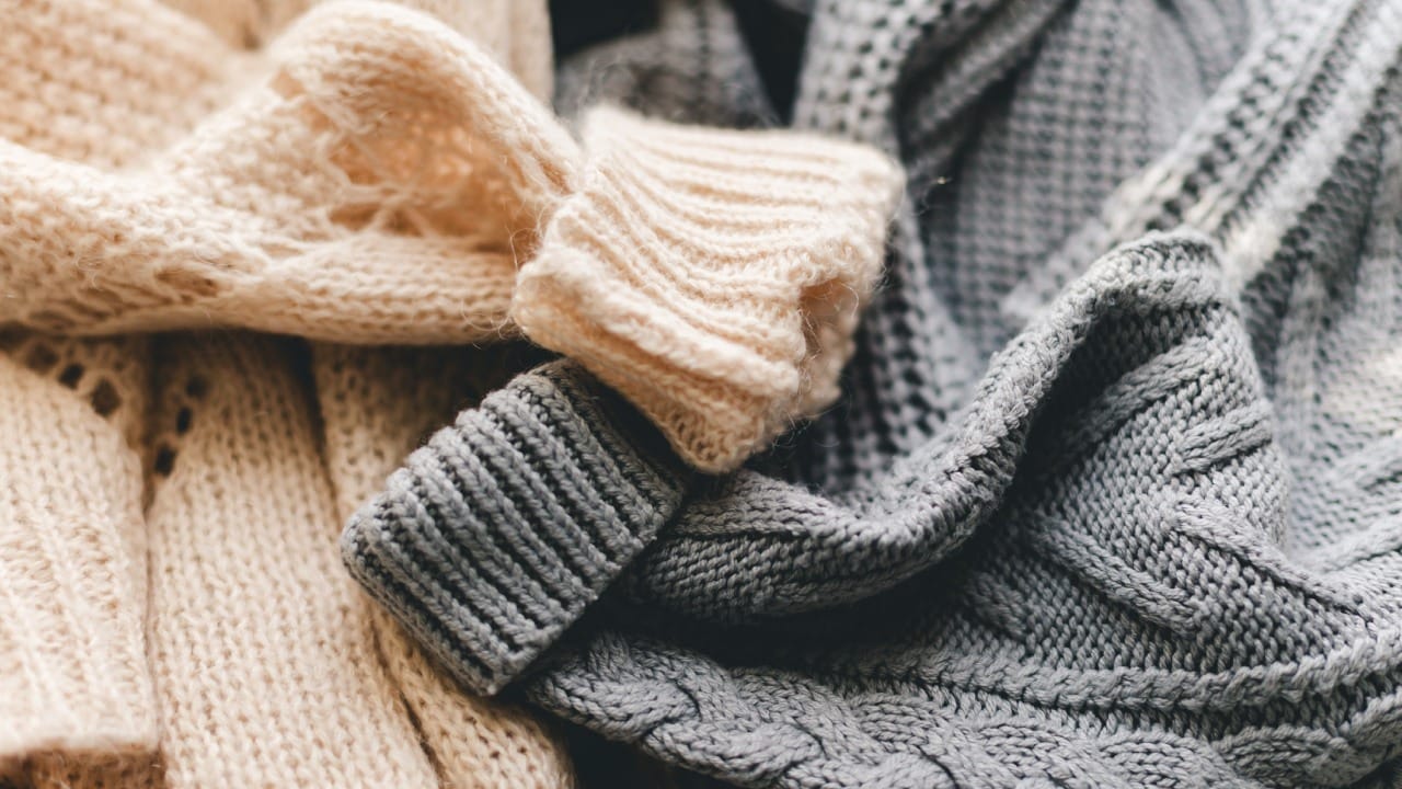 धुतल्यानंतर त्यातील पाणी काढताना ते पिळू नका; फक्त हलके दाबून पाणी काढून टाका. कपडे लवकर सुकावेत म्हणून त्यांना वॉशिंग मशीनच्या ड्रायरमध्ये किंवा कडक उन्हात सुकवू नका. ड्रायरची गरम हवा आणि तीव्र गती कपड्यांना ताणते.