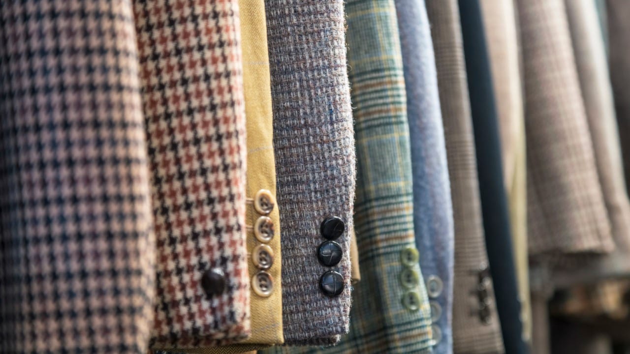 गरम कपडे घासण्यासाठी ब्रशचा वापर करणे किंवा हाताने जोरजोरात चोळणे टाळा. जोर लावून घासल्यास तंतू तुटतात आणि विस्कटतात. ज्यामुळे कपड्यांवर लोकरीच्या गाठी तयार होतात आणि स्वेटर जुना दिसतो. कपडे केवळ पाण्यात बुडवून ठेवा. त्याला हलक्या हाताने दाबा.