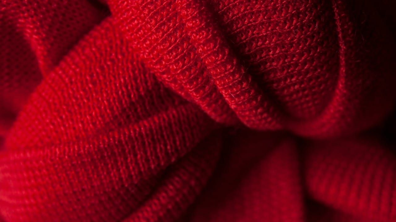 सामान्य कपड्यांसाठी वापरले जाणारे डिटर्जंट लोकरीसाठी वापरू नका. कडक डिटर्जंट्समुळे लोकरीची नैसर्गिक चमक कमी होते. त्यामुळे कपडे निस्तेज आणि खडबडीत होतात. गरम कपड्यांसाठी नेहमी सौम्य लिक्विड डिटर्जंट किंवा खास लोकरीसाठी बनवलेले साबण वापरा. यामुळे रंगाची आणि धाग्यांची चमक टिकून राहते.