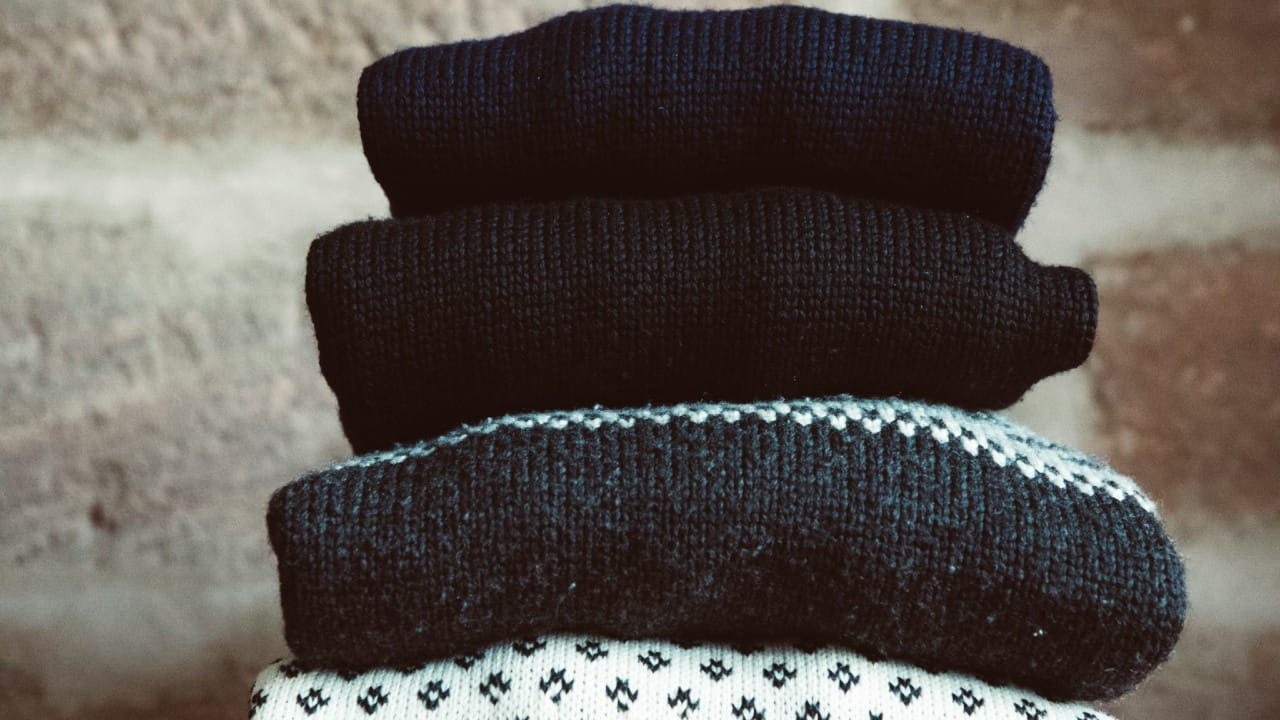 लोकरीचे कपडे धुण्यासाठी कधीही गरम पाण्याचा वापर करू नका. गरम पाण्यामुळे लोकरीचे तंतू खराब होतात आणि ते एकमेकांना घट्ट धरतात, ज्यामुळे कापड आकसतात आणि स्वेटरचा मूळ आकार बिघडतो. लोकरीचे कपडे धुताना नेहमी थंड किंवा जास्तीत जास्त कोमट पाणी वापरा. यामुळे लोकरीचा मऊपणा आणि आकार टिकून राहतो.