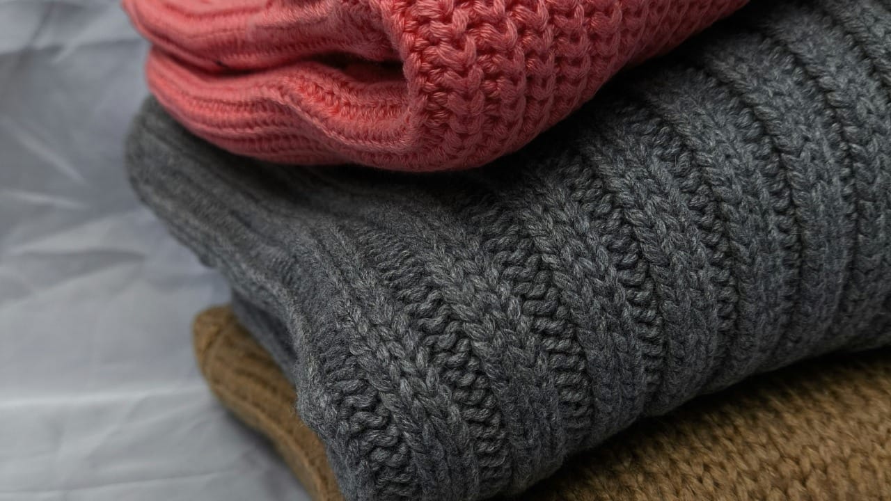 अनेक लोक रोजच्या कपड्यांप्रमाणेच गरम कपडे धुतात, ज्यामुळे ते लवकर जुने होतात. काही वेळा ते आकसतात, ताणले जातात किंवा त्यांना गाठी येतात. तुमच्या आवडत्या स्वेटरचा मऊपणा आणि रंग दीर्घकाळ टिकावा यासाठी कपडे धुताना कोणत्या चुका टाळाव्यात आणि त्यांची काळजी कशी घ्यावी, याबद्दल आज आपण माहिती घेणार आहोत.