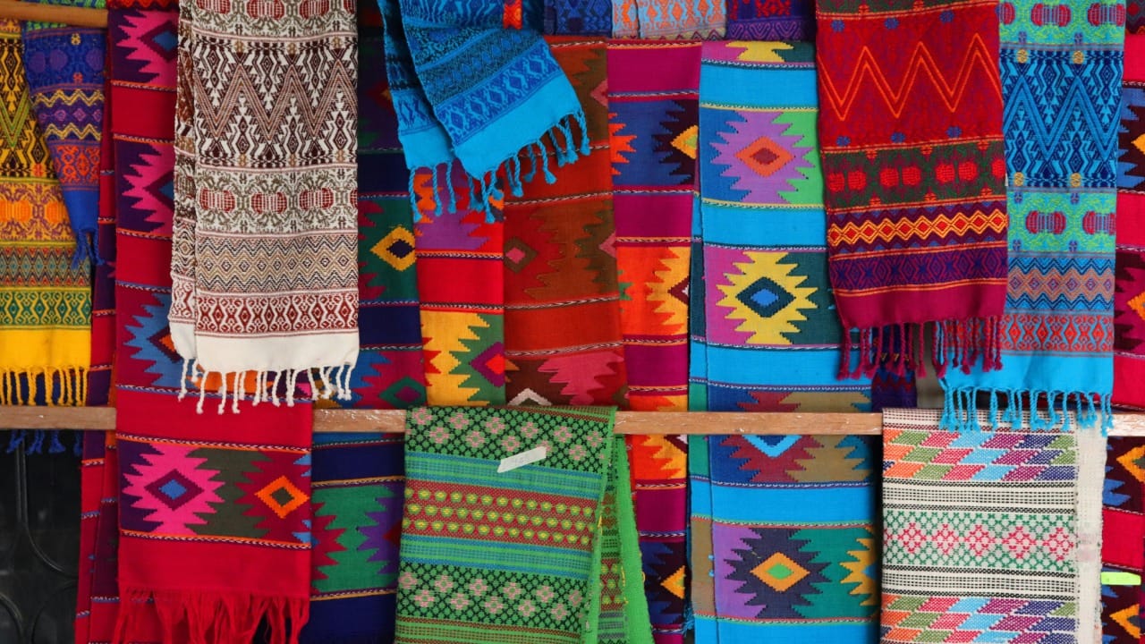 स्वेटर, कोट, मफलर आणि कानटोपी हे केवळ थंडीपासून संरक्षण करत नाहीत, तर तुमचा लूकही आकर्षक बनवतात. मात्र, लोकरीचे तंतू अत्यंत नाजूक असतात. त्यामुळे त्यांची योग्य काळजी घेणे खूप महत्त्वाचे असते.