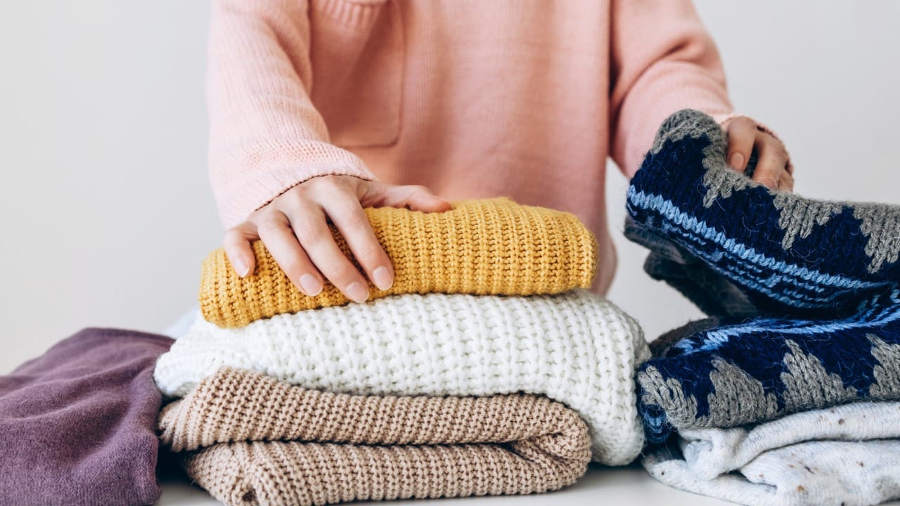 सध्या राज्यात ठिकठिकाणी थंडीचा कडाका जाणवायला सुरुवात झाली आहे. त्यामुळे अनेकांनी थंडीपासून बचाव करण्यासाठी स्वेटर, मफलर, टोपीचा वापर करणं सुरु केले आहे. हिवाळ्याचा कडाका वाढताच अनेकांनी लोकरीचे कपडे कपाटातून बाहेर काढले आहे.