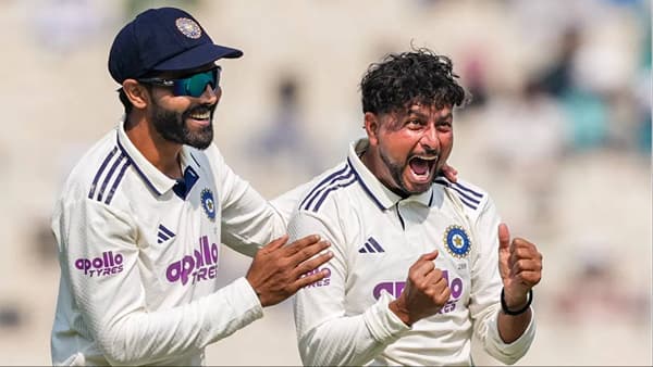 Kuldeep Yadav Update : कुलदीप यादव दक्षिण आफ्रिकेविरुद्धच्या सीरीजमध्ये कदाचित पुढच्या सामन्यात खेळताना दिसणार नाही. कुलदीप यादव सध्या सुरु असलेल्या टेस्टमध्ये टीम इंडियाचा भाग आहे. पहिल्या इनिंगमध्ये त्याने दमदार गोलंदाजी केली. पण कदाचित तो दुसऱ्या टेस्टमध्ये खेळताना दिसणार नाही. (Photo: PTI)