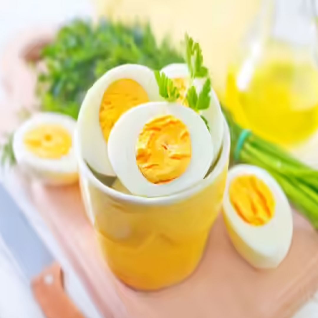 अंड्यातील पिवळ्या भागामध्ये चांगले कोलेस्ट्रॉल असते. आपल्या शरीराला टेस्टोस्टेरॉन तयार करण्यासाठी कोलेस्टेरॉलची आवश्यकता असते, जे उर्जेची पातळी वाढवण्यास आणि स्नायू तयार करण्यास मदत करते. एका अंड्यामध्ये सुमारे 186 मिलीग्राम कोलेस्टेरॉल असते, जे फक्त पिवळ्या पिवळ्या रंगात आढळते.