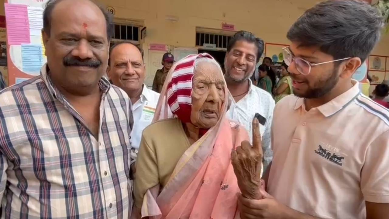 मतदानाचा दिवस हा सुट्टीचा दिवस म्हणत अनेकजण टाळाटाळ करतात. परंतु अकोल्यातील अकोटमध्ये 104 वर्षीय आजीने आपला मतदानाचा हक्क बजावला आहे. इतकंच नव्हे तर जिवंत आहे तोपर्यंत मतदानाचा हक्क बजावणार असं या आजीने ठामपणे सांगितलं आहे. 
