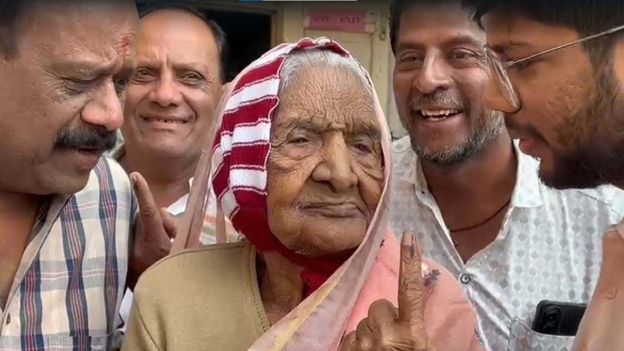 आज अकोला जिल्ह्यात चार नगरपालिका आणि एका नगरपंचायतसाठी मतदान होत आहे. सद्यस्थितीत जिल्ह्यातील सर्वच मतदान केंद्रावर मतदानासाठी उत्स्फूर्त असा प्रतिसाद दिसत आहे. 
