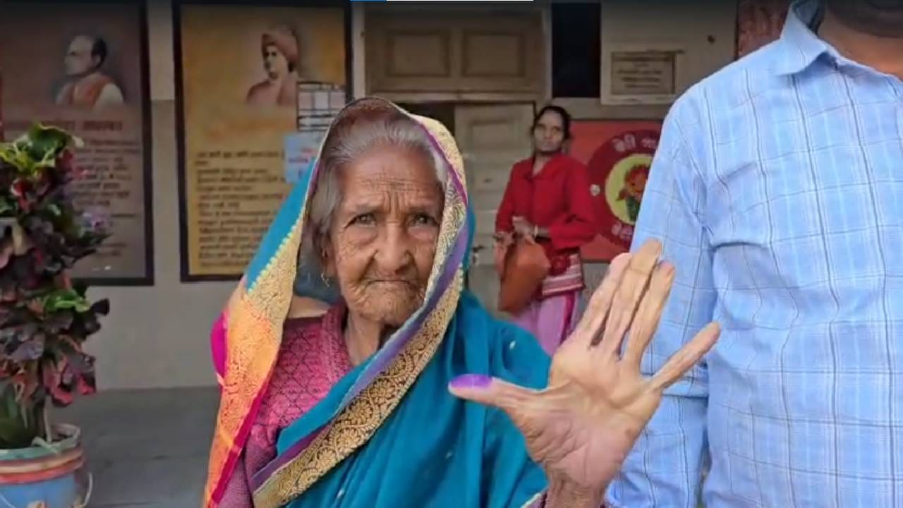 नाशिकमधल्या ओझर नगरपरिषदेसाठी मतदान पार पडलं. इथं 100 वर्षीय पार्वतीबाई चौधरी यांनी मतदानाचा हक्क बजावला आहे. वयाच्या शंभराव्या वर्षीही मतदान केंद्रावर येऊन मतदान करून त्यांनी तरुण पिढीसमोर आदर्श ठेवला आहे. 
