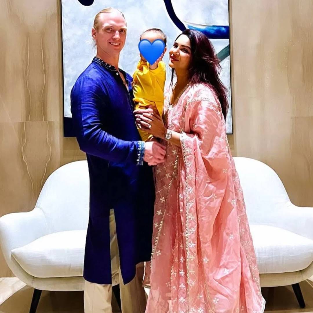 वर्ष 2023 मध्ये आशका गोराडिया पहिल्यांदा आई बनली. तिने एलेक्जेंडरला जन्म दिला. त्यांचा मुलगा आता 2 वर्षांचा आहे. आता ती दुसऱ्या बाळाला जन्म देणार आहे. ती आता शो बिजपासून दूर आहे. टीव्ही इंडस्ट्रीमधील ते नावाजलेलं नाव आहे. तिचा स्वत:चा ब्युटी ब्रांड आहे. 1200 कोटीच्या कंपनीची ती मालकीण आहे. 