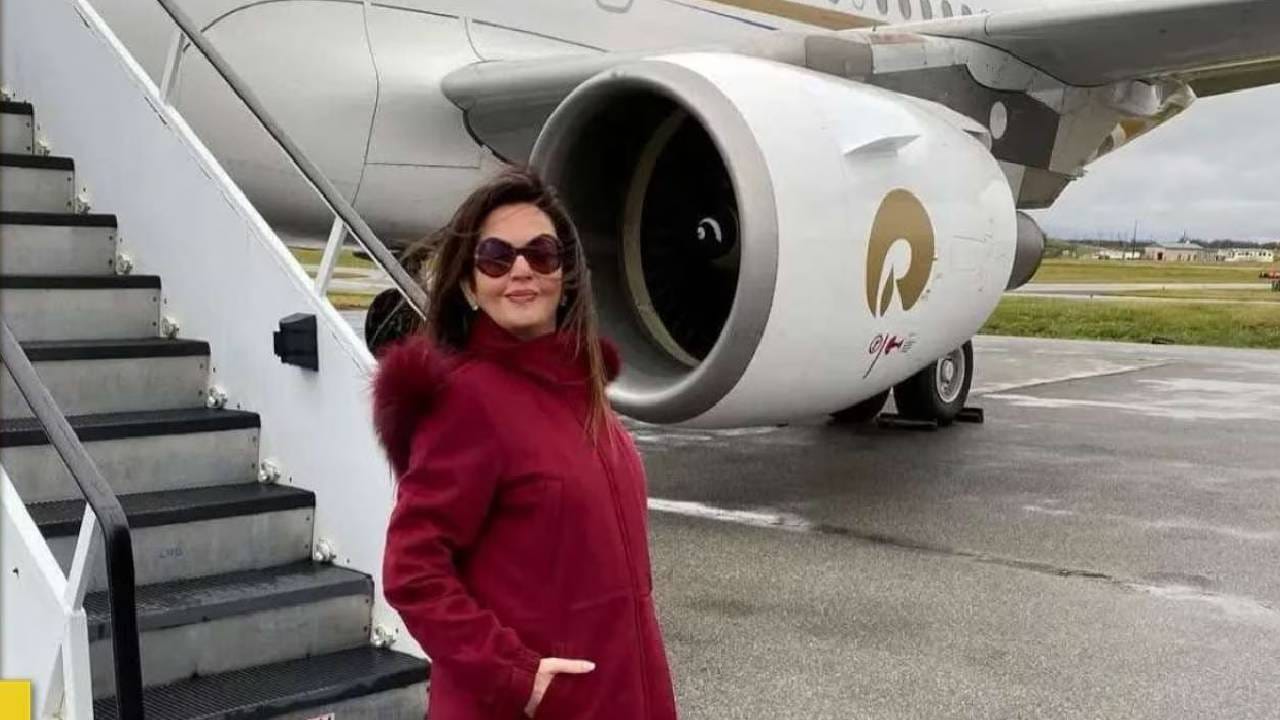 रिपोर्ट्सनुसार, अंबानींच्या जेटमध्ये एक Full-Fledged मीटिंग रूम, राणीच्या आकाराचे बेड (Queen Size Beds) असलेले प्रायव्हेट बेडरूम, चांदीच्या कटलरीसह डायनिंग लाउंज, एक थिएटर आणि एक हाय-एंड मनोरंजन सिस्टीमही आहे. त्यात एक स्काय बाथरूम देखील आहे.