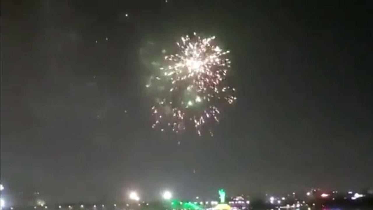 तुम्हाला नवीन वर्षात प्रत्येक क्षण हासण्याची संधी देत राहो. प्रत्येक टप्प्यावर तुम्हाला प्रेम आणि आनंद मिळावा, नवी वर्ष 2026 तुमच्यासाठी अगणित आनंदाचे क्षण घेऊन येवो, याच शुभेच्छा. असा देखील संदेश तुम्ही तुमच्या प्रियजनाला पाठवू शकता.