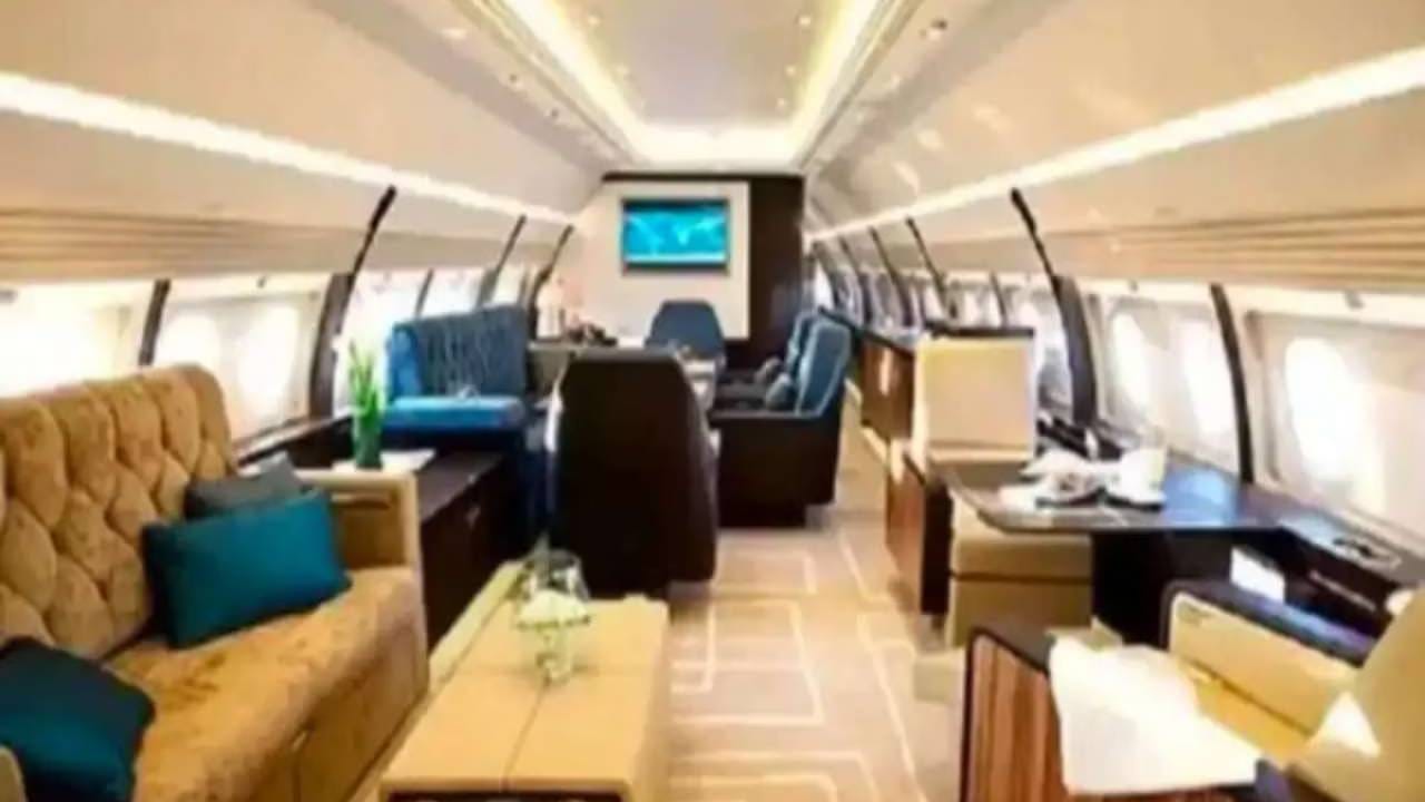 काही रिपोर्ट्सनुसार, अंबानींच्या जेटमध्ये ऑनबोर्ड शेफ आणि नोकर असतात. तिथलं जेवण  5-Star हॉटेलसारखं असतं. चहा आणि कॉफीही खूप वेगळी असते. जेव्हा अंबानी कुटुंब प्रवास करते तेव्हा त्यांना सर्व सुविधा अशा मिळतात जणू ते हवेत त्यांच्याच घरात रहात आहेत. .