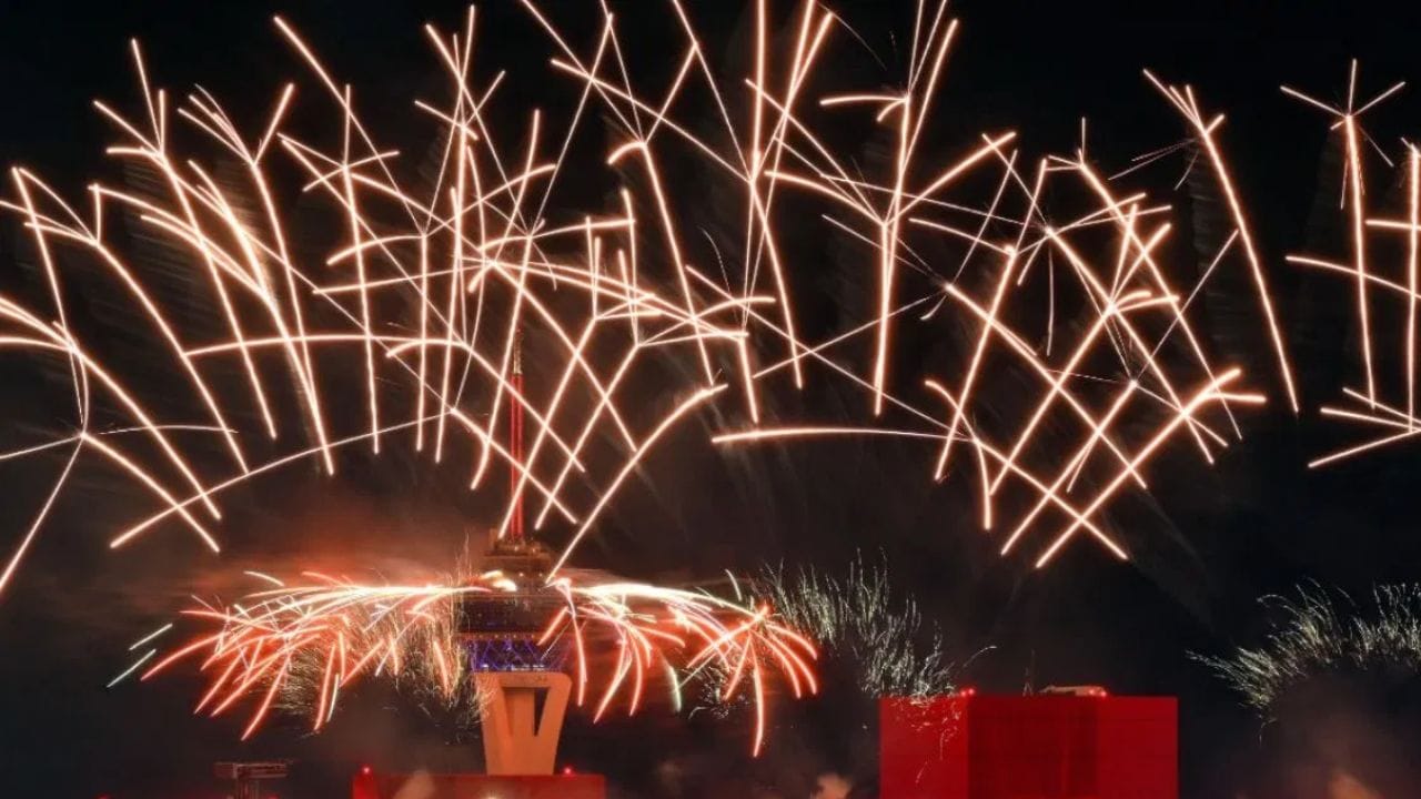 नव्या वर्षात सर्व दु:खाचे क्षण तुमच्या आयुष्यातून डिलिट व्हावेत, आनंदाच्या लहरींनी तुमचं आयुष्य भरून जावं. 2026 मध्ये तुम्हाला तुमच्या कष्टाचं फळ मिळावं. प्रत्येक क्षणी तुम्ही हासत राहावं, Happy New Years 