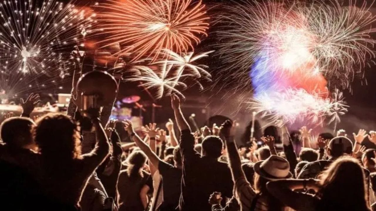 नवीन वर्ष नव्या आशांचा संदेश घेऊन येईल, तुमचा प्रत्येक दिवस आनंदात आणि सुखात जाईल. 2026 मध्ये तुमचा प्रत्येक दिवस खास ठरेल, नवीन वर्षाच्या खुप खुप शुभेच्छा Happy New Years 2026 