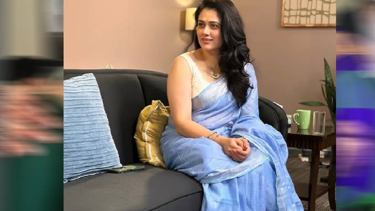 गेल्या महिन्या-दोन महिन्यांपासून संपूर्ण इंटरनेटवर धूमाकूळ घालणाऱ्या निळ्या साडीतल्या गिरीजा ओकचे फोटो पाहिले नसतील असा माणूस विरळाच ! नॅशनल क्रश ठरलेल्या गिरीजीचं हसणं, दिसणं, बोलणं याचे अनेक चाहते असून महिन्याभरात तर त्यात प्रचंड वाढ झाली आहे. गिरीजाबद्दल जास्तीत जास्त माहिती जाणून घेण्यास चाहतेही उत्सुक आहेत. ती सोशल मीडियावर बरीच ॲक्टिव्ह असते. अनेक फोटो, व्हिडीओ टाकत ती तिच्या आयुष्यातल्या, कामाबद्दलच्या अपडेटसही चाहत्यांसोबत शेअर करते. (Photos : Instagram)