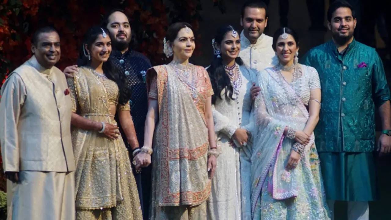 अंबानींच्या जेटचे आतील भाग, अर्थात इंटिरिअर हे तज्ञ युरोपियन डिझायनर्सच्या टीमने डिझाइन केले आहे. त्यात भिंतींवर खास सिल्क वॉलपेपर, हाताने बनवलेल्या चामड्याच्या सीट्स आणि स्वारोवस्की क्रिस्टल लाइटिंगचा समावेश आहे. या जेटमध्ये अजिबात गोंधळ ऐकायला येत नाही आणि प्रवासादरम्यान, ते इतकं स्मूथली जातं तुम्हाला जेट आकाशातून उडत आहे की नाही हे देखील कळत नाही