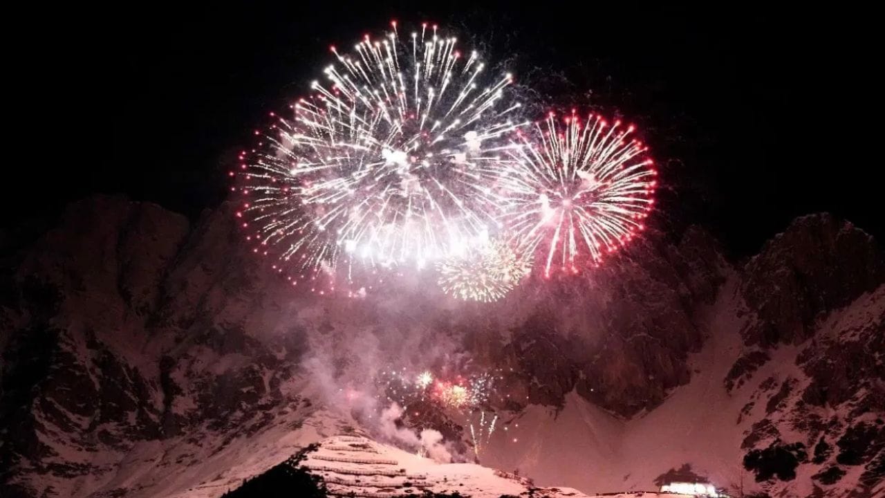 नव्या वर्षाची प्रत्येक पहाट तुमच्यासाठी आनंदाची बातमी घेऊन येवो, तुमचं जीवन आनंद, प्रेम आणि सुखाने भरून जावो, तुम्हाला नव्या वर्षात उत्तम आरोग्य, धन धान्य, संपत्ती लाभो याच नवीन वर्षाच्या सुभेच्छा. Happy New Years 2026 