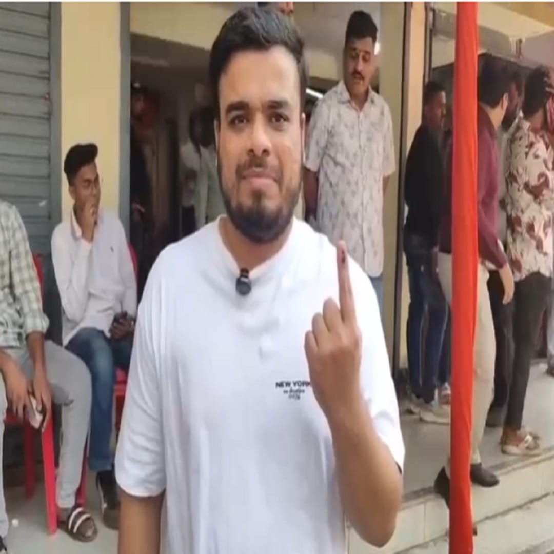 नोकरीसाठी अमेरिकेत गेलेला तरूणाने भारतात येऊन आपला मतदानाचा हक्क बजावला आहे. अमेय सोमवंशी असं या तरूणाचं नाव असून गेल्या आठ वर्षांपासून तो अमेरिकेतील कॅलिफोर्नियात वास्तव्याला आहे. बदलापूर नगरपालिकेची निवडणूक असल्यामुळे अमेय इथे आला आणि त्याने मतदानाचा हक्क बजावला. लोकशाहीत मतदानाला खूप महत्त्व आहे. त्यामुळेच आपण मतदानासाठी भारतात आल्याचं अमेय यानं सांगितलंय.