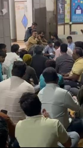 पवन वाळेकर कार्यालयावर गोळीबार; भाजपचे ठिय्या आंदोलन.