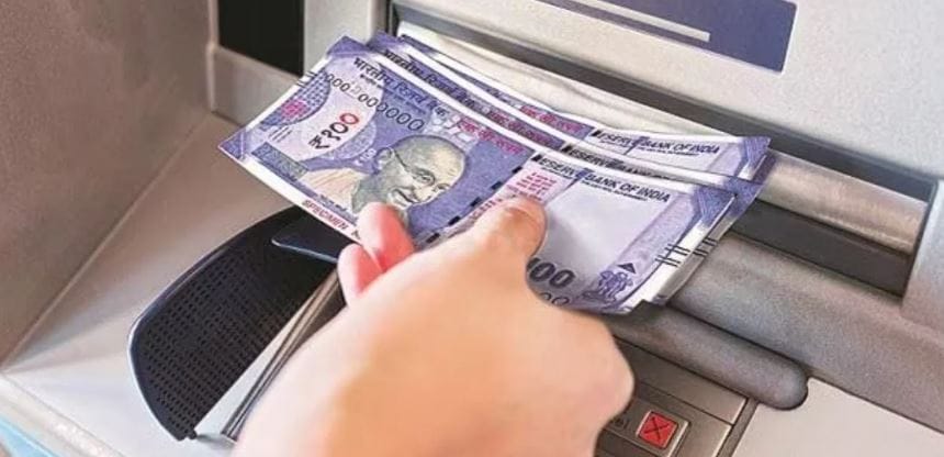 रोख रकमेची गरज असली की बँकेत जाण्याऐवजी आपण अगोदर एटीएममध्ये जातो. ATM  ही अशी मशीन असते ज्यात आपण ATM कार्ड टाकताच कॅश पैसे मिळतात. पण अनेकदा एखाद्या ATM  मध्ये पैसेच नसतात. त्यामुळे आपली चांगलीच पंचाईत होते. दरम्यान, एका ATM  मध्ये बँक किती रुपये टाकू शकते, त्यासाठीचा नियम का आहे हे जाणून घेऊ या...