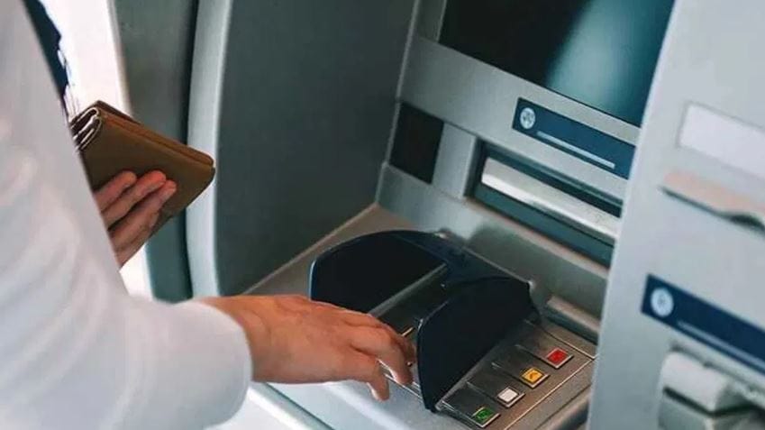  एटीएम बाहेरून खूप साधे आणि सरळ वाटते. आपण एटीएम कार्ड आणि पीन कोड टाकला की लगेच आपल्याला कॅश नोटा मिळतात. पण ATM  चालवण्यासाठी एक विशेष यंत्रणा काम करत असते. तुम्ही जेवढा आकडा दाबला तेवढेच पैसे तुम्हाला मिळतात. 