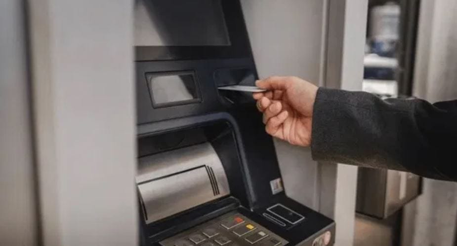 त्यानुसारच काही ATM मध्ये कमी पैसे टाकले जातात. तर काही मशीन्समध्ये टाकलेली रक्कम जास्त असते. दुसरी बाब म्हणजे ATM  मध्ये फक्त 500 रुपयांचीच नोट नसते. ATM मध्ये 100, 200 आणि 500 रुपयांच्या नोटा असतात. म्हणजेच एका ATM  मशीनमध्ये साधारण 20 ते 30 लाख रुपयांपर्यंत रोख रक्कम असू शकते. 