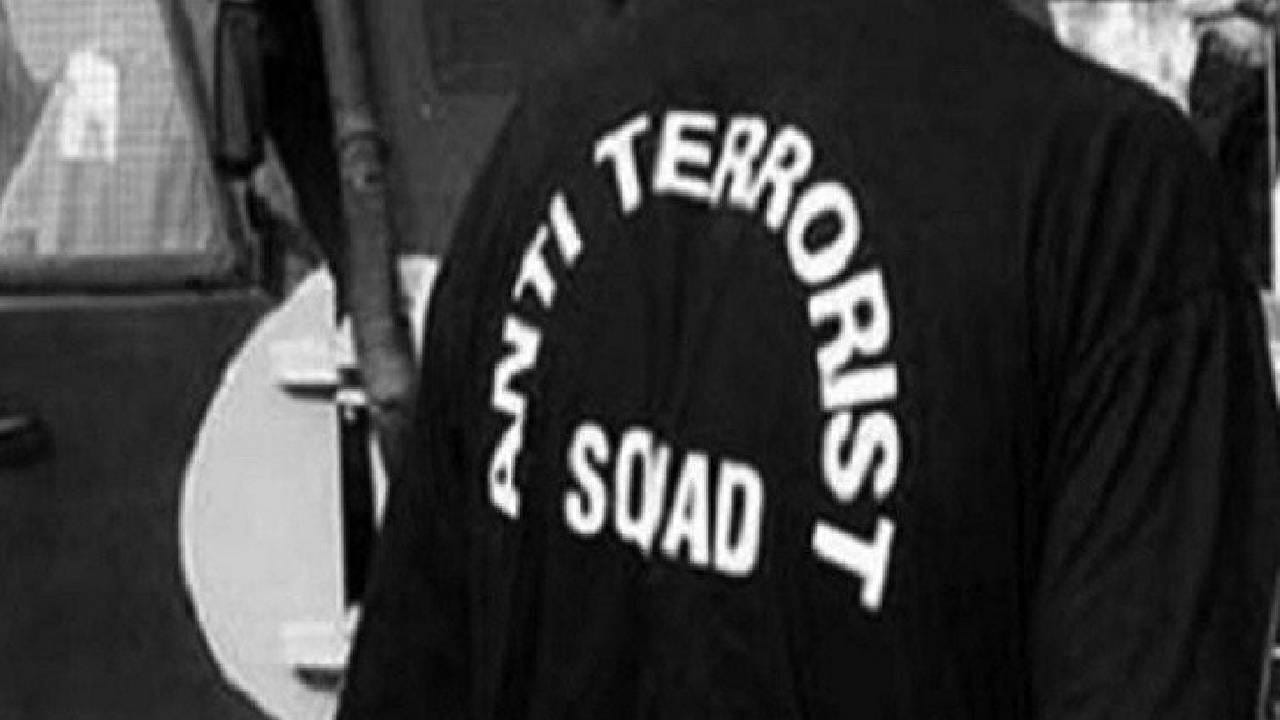 ATS पहाटे पहाटेच घरांमध्ये घुसली... भिवंडीच्या बोरिवली आणि पडघ्यात जोरदार छापेमारी; मोठी खळबळ ATS पहाटे पहाटेच घरांमध्ये घुसली... भिवंडीच्या बोरिवली आणि पडघ्यात जोरदार छापेमारी; मोठी खळबळ