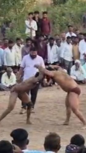 जळगाव : जामडी गावात यात्रेनिमित्त रंगला कुस्त्यांचा आखाडा.