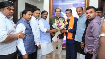 मोठी बातमी ! उद्धव ठाकरेंनी डाव टाकला, काँग्रेसचा बडा नेता फोडला, थेट पक्षप्रवेश...